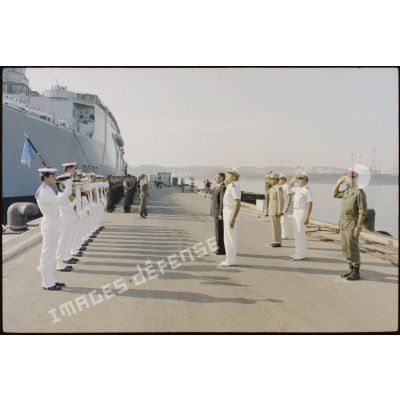 Autorités civiles et militaires lors d'une cérémonie militaire avant le départ du contingent français pour le Liban.