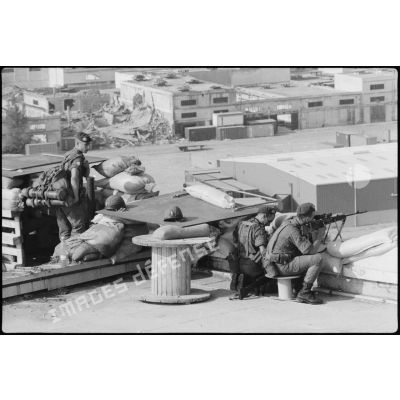 Légionnaires du 2e REP au sommet du silo du port de Beyrouth.