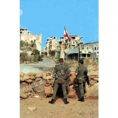 Point de contrôle tenu par deux légionnaires dans la zone portuaire de Beyrouth.
