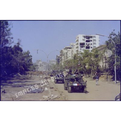 Progression d'automitrailleuses (AML-90) du régiment d'infanterie chars de marine (RICM) dans Beyrouth.