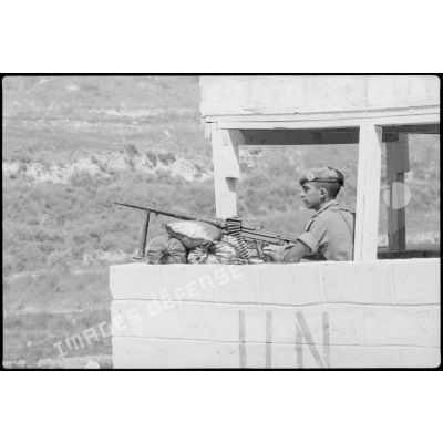 Soldat à son poste de tir équipé d'un AA 52 7,62 mm.