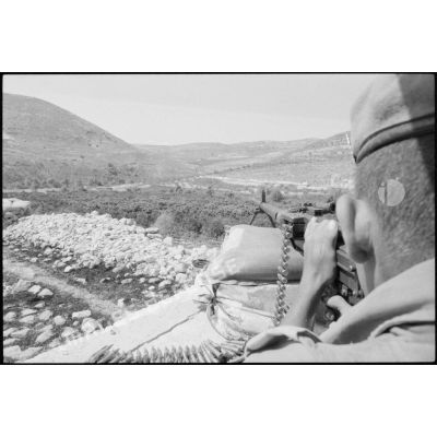 Soldat à son poste de tir équipé d'un AA 52 7,62 mm.
