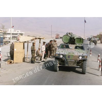 L'élément de reconnaissance et d'investigation (ERI) du 4e régiment de chasseurs (RCh) effectue une patrouille en VBL (véhicule blindé léger) aux abords de l'aéroport de Kaboul.