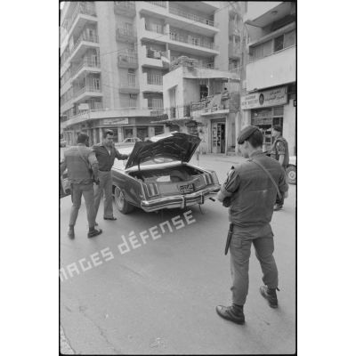1er RIMa contrôlant un véhicule civil, Beyrouth.