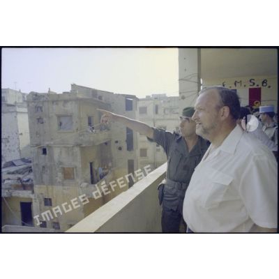 Charles Hernu visite des postes français dans Beyrouth.