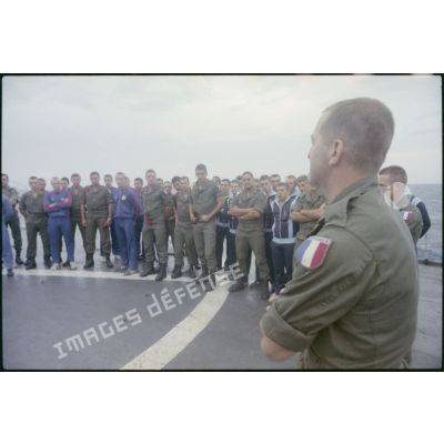 Briefing sur la situation de Beyrouth aux soldats de la relève sur l'Argens.