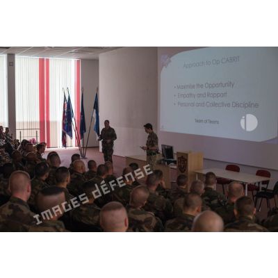 Le lieutenant-colonel Andrew Ridland dirige un briefing auprès des soldats du contingent français sur le camp de Tapa, en Estonie.