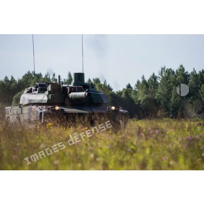 Un char Leclerc du 501e régiment de chars de combat (501e RCC) se déplace sur le camp de Tapa, en Estonie.
