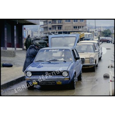 Fouille d'une voiture civile au poste franco-libanais Brick, Beyrouth.