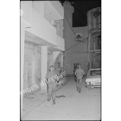 Patrouille nocturne dans les ruelles de Chatila, Beyrouth.