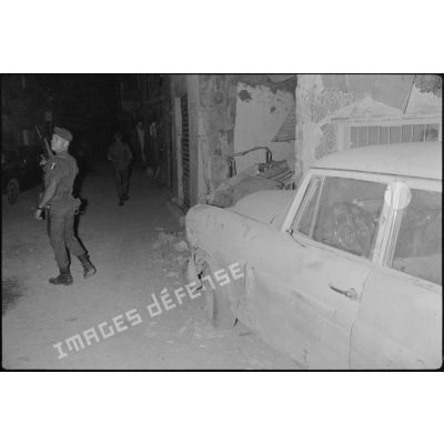 Patrouille nocturne dans les ruelles de Chatila, Beyrouth.