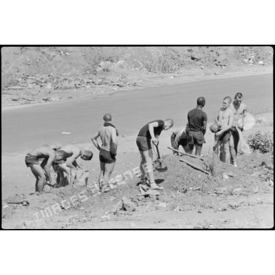 Soldats du 6e RIP creusant la terre, Beyrouth.