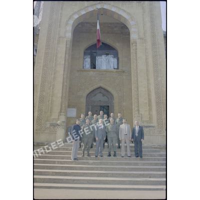 Photographie de groupe autour de Mr. Wibaux, ambassadeur de France, Beyrouth.