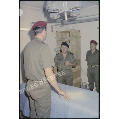 Le général Imbot visite l'antenne chirurgicale parachutiste, Beyrouth.