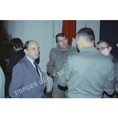 Visite de Claude Cheysson, ministre des relations extérieures françaises, à Beyrouth. Claude Cheysson, ministre des Relations extérieures, est reçu par les militaires en service à Beyrouth.