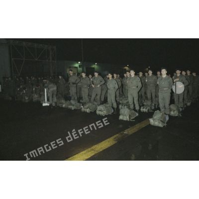 Rassemblement des soldats de la 9e DiMa, aéroport de Nantes.