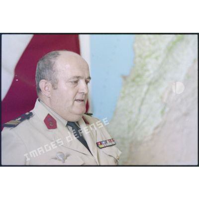 Le colonel Fleutiaux reçoit des journalistes dans son bureau, Beyrouth.