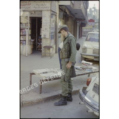 Soldat libanais devant un marchand de journaux, Beyrouth.