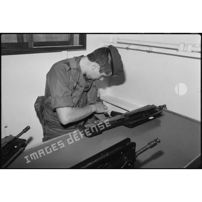Préparation de l'armement individuel à bord de l'Argens, Toulon.