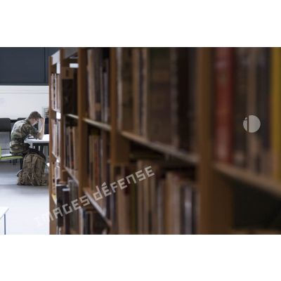 Un saint-cyrien travaille à la bibliothèque de l'école spéciale militaire (ESM) de Saint-Cyr Coëtquidan.