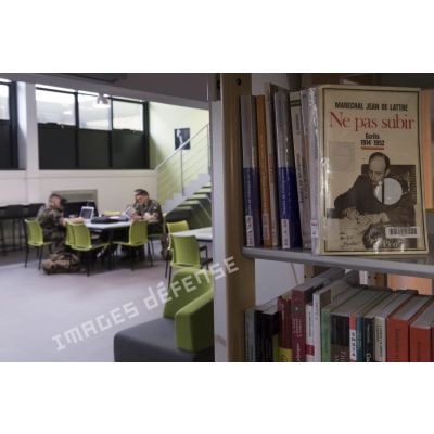 Des saint-cyriens travaillent à la bibliothèque de l'école spéciale militaire (ESM) de Saint-Cyr Coëtquidan.