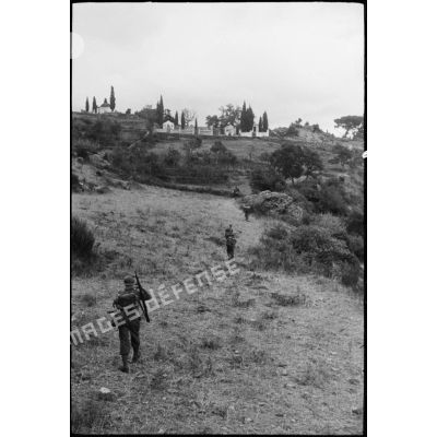 Des tirailleurs du 1er régiment de tirailleurs marocains (RTM) progressent vers le col de San Stefano.