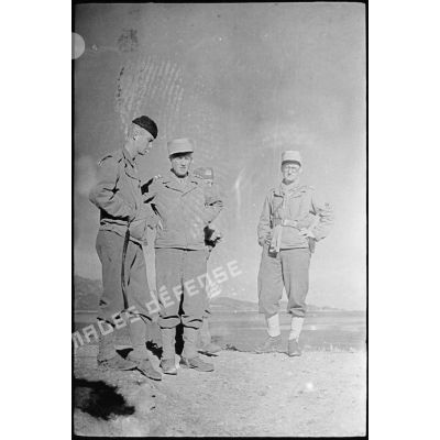 Le colonel Pierre Boyer de La Tour du Moulin, commandant le 2e GTM (groupe de tabors marocains) s'entretient avec le capitaine Then (à gauche), commandant le 73e goum du 6e tabor.