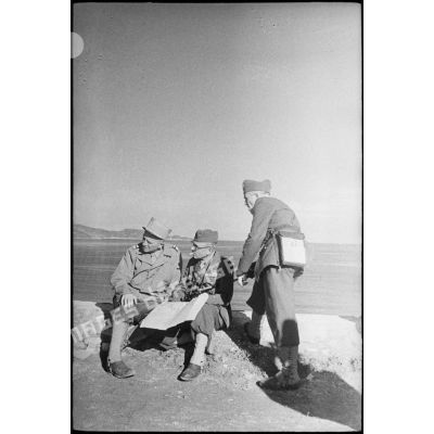 Au poste de commandement du général de brigade Charles Louchet, commandant l'infanterie divisionnaire de la 4e DMM (division marocaine de montagne), en rade de Saint Florent, celui-ci fait un point de situation avec le colonel Pierre Boyer de La Tour du Moulin, commandant le 2e GTM (groupe de tabors marocains).