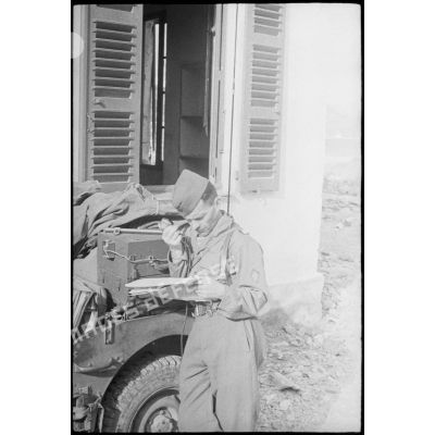 Un capitaine du DLO (détachement de liaison et d'observation) du IIIe groupe du 69e RAM (régiment d'artillerie de montagne) assure la liaison radio avec l'artillerie italienne qui appuie l'attaque française sur le col de San Stefano.