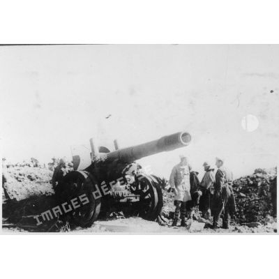 Des goumiers du 2e GTM (groupe de tabors marocains) examinent un canon de 152 mm (d'origine soviétique), abandonné par les Allemands probablement de la 90. Panzergrenadier division, à l'issue des combats au col de Teghime.