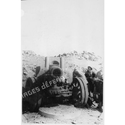  Des goumiers du 2e GTM (groupe de tabors marocains) examinent un canon de 152 mm (d'origine soviétique), abandonné par les Allemands, probablement de la 90. Panzergrenadier division, à l'issue des combats au col de Teghime.