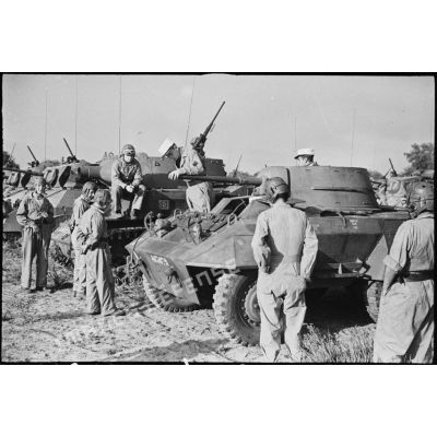 Des légionnaires du 1er REC (régiment étranger de cavalerie) de la 5e DB (division blindée) patientent devant leurs automitrailleuses M8 (ou light armored car) avant une prise d'armes près de la forêt de la Mamora.