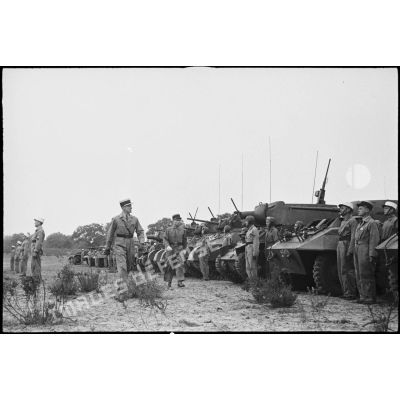 Le colonel Roger Miquel, chef de corps du 1er REC (régiment étranger de cavalerie), passe les blindés des escadrons de l'unité en revue lors d'une prise d'armes près de la forêt de la Mamora.