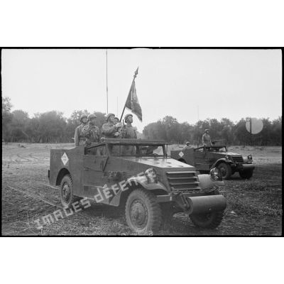 L'étendard du 1er REC (régiment étranger de cavalerie) et sa garde sont à bord d'un scout-car M3A1 lors d'une prise d'armes près de la forêt de la Mamora.