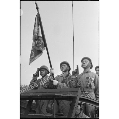 Portrait de groupe de la garde à l'étendard du 1er REC (régiment étranger de cavalerie) à bord d'un scout-car M3A1 lors d'une prise d'armes près de la forêt de la Mamora.