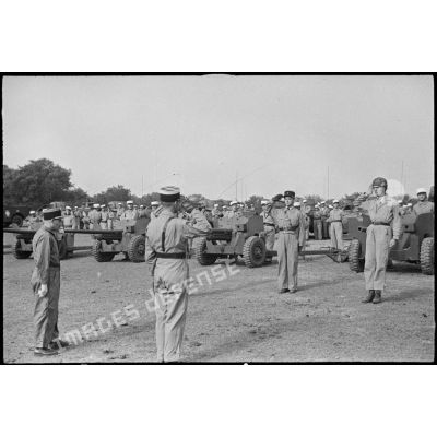 Le colonel Roger Miquel, chef de corps du 1er REC (régiment étranger de cavalerie), salue deux lieutenants chefs de peloton lors d'une prise d'armes près de la forêt de la Mamora.