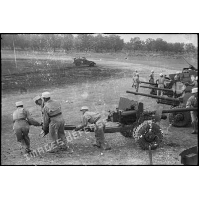 Des légionnaires de l'escadron antichars du 1er REC (régiment étranger de cavalerie) déplacent leurs canons de 57 mm M1 à l'issue de la prise d'armes près de la forêt de la Mamora.