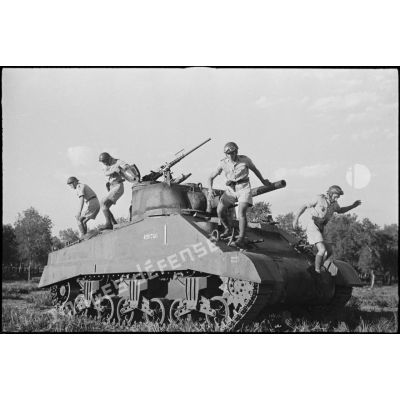 L'équipage d'un char moyen Sherman M4 A2 du 12e régiment de chasseurs d'Afrique (12e RCA) de la 2e division blindée (2e DB) descend du blindé.