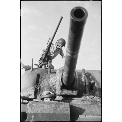 Co-pilote et chef de char du 12e régiment de chasseurs d'Afrique (12e RCA) de la 2e division blindée (2e DB) à leurs postes de combat à bord d'un char moyen Sherman M4 A2.