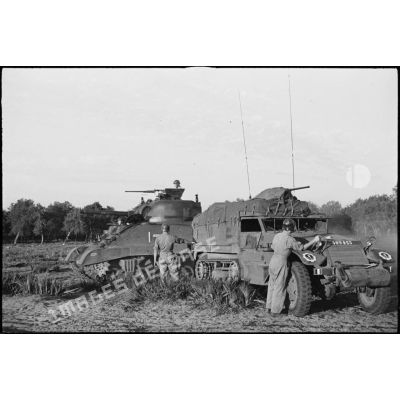 Equipages du half-track M3 radio Fomalhaud et d'un char moyen Sherman M4 A2 du 12e régiment de chasseurs d'Afrique (12e RCA) de la 2e division blindée (2e DB).