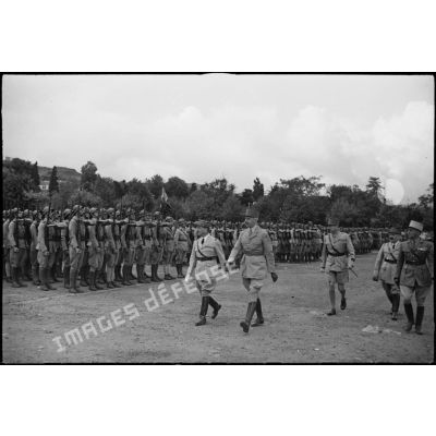 Les autorités militaires passent une promotion d'élèves aspirants de l'école de Cherchell en revue au cours d'une cérémonie.