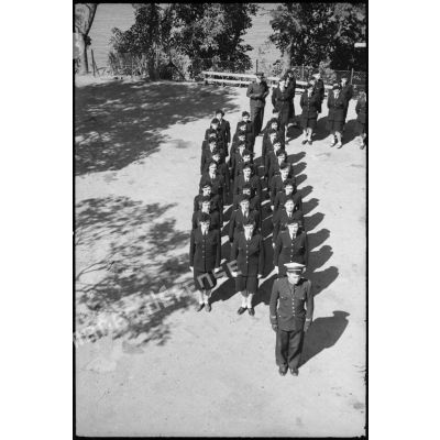 Elèves de l'école des transmissions des personnels féminins de l'armée de l'Air rassemblées dans la cour de l'école lors du rapport quotidien.