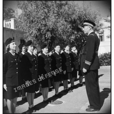 Le commandant de l'école des transmissions des personnels féminins de l'armée de l'Air s'adresse aux élèves rassemblées.