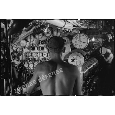 Sous-marinier dans la salle des machines du sous-marin Casabianca.