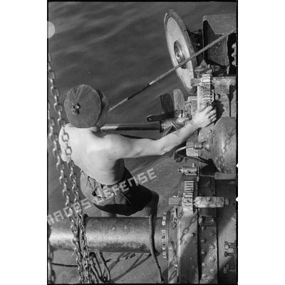 Chargement d'une torpille de 400 ou de 550 mm dans un des tubes lance-torpilles du sous-marin Casabianca.
