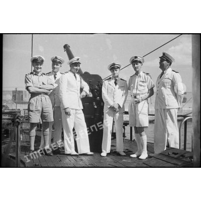 Portrait de groupe des officiers du sous-marin Casabianca sur le pont du bâtiment.