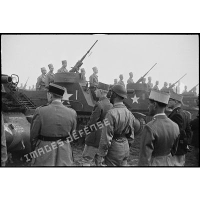 Lors d'une inspection de la 5e division blindée (DB), le général de corps d'armée Roger Leyer, aide-major général chargé de l'organisation, passe en revue une batterie d'obusiers automoteurs de 105 mm M7 Priest du 62e régiment d'artillerie d'Afrique (RAA).