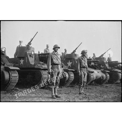 Obusiers automoteurs de 105 mm M7 Priest d'une batterie du 62e régiment d'artillerie d'Afrique (RAA) alignés lors d'une inspection du général de corps d'armée Roger Leyer, aide-major général chargé de l'organisation. A gauche, le commandant De Guerre.