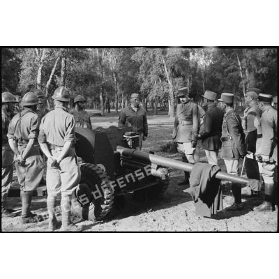 Lors d'une inspection de la 5e division blindée (DB), au centre d'instruction divisionnaire, un canon antichars de 57 mm est présenté au général de corps d'armée Roger Leyer, aide-major général chargé de l'organisation, en présence notamment d'un instructeur américain.