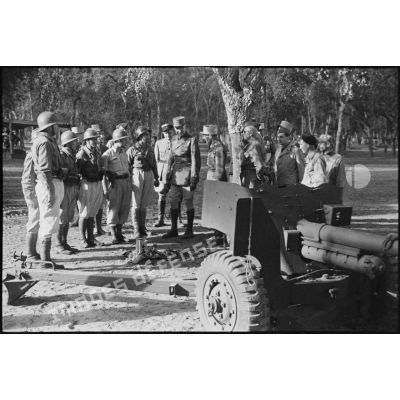 Lors d'une inspection de la 5e division blindée (DB), au centre d'instruction divisionnaire, un canon antichars de 57 mm est présenté au général de corps d'armée Roger Leyer, aide-major général chargé de l'organisation, en présence notamment d'instructeurs américains.